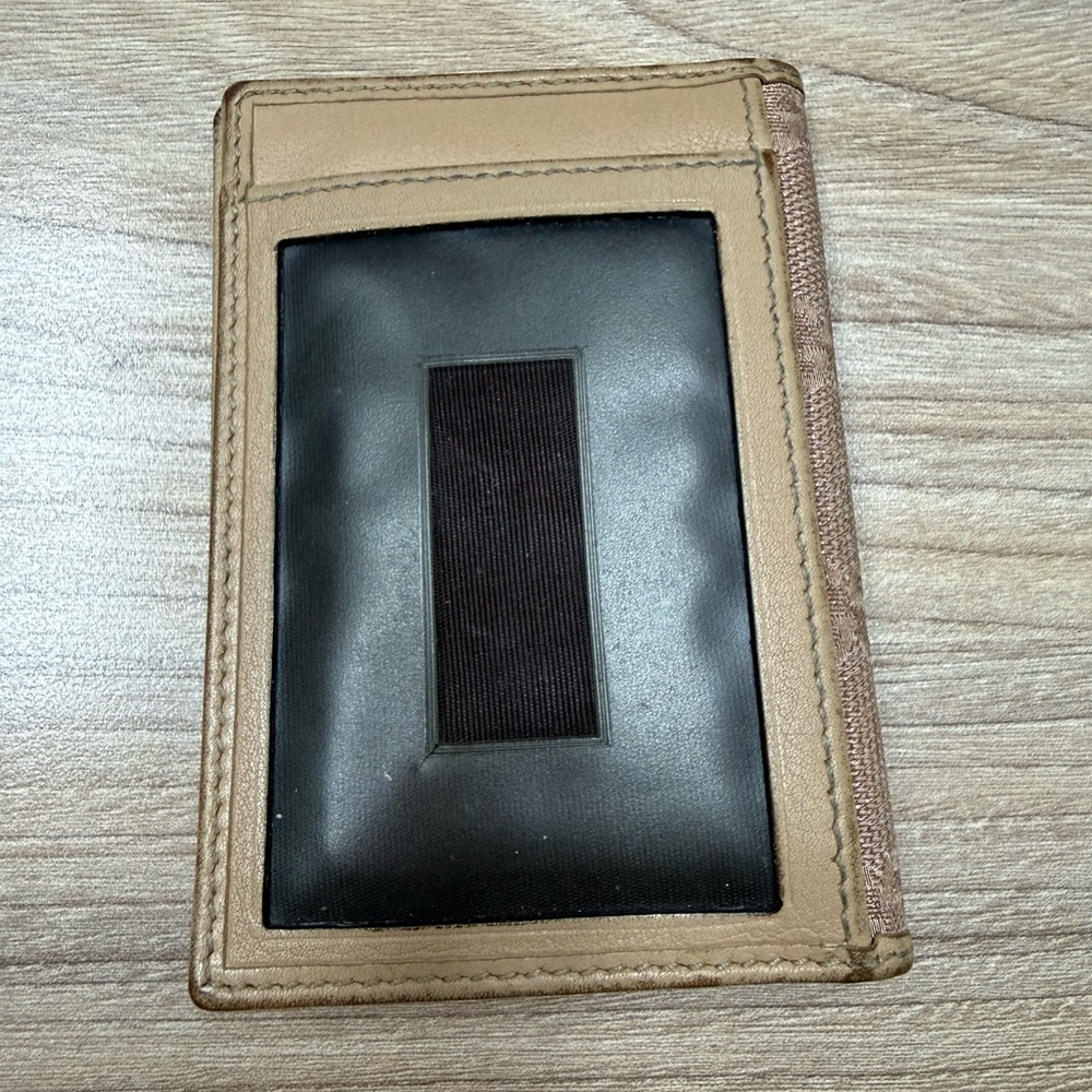 Authentic Gucci Bi-fold Card Holder with Heart Emblem - Picture 2 of 12